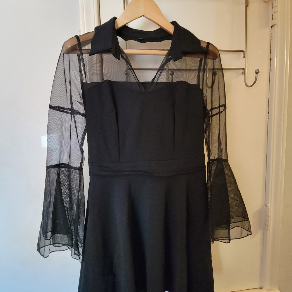 *VINTAGE * Beautiful black dress with flowy mesh sleeve
